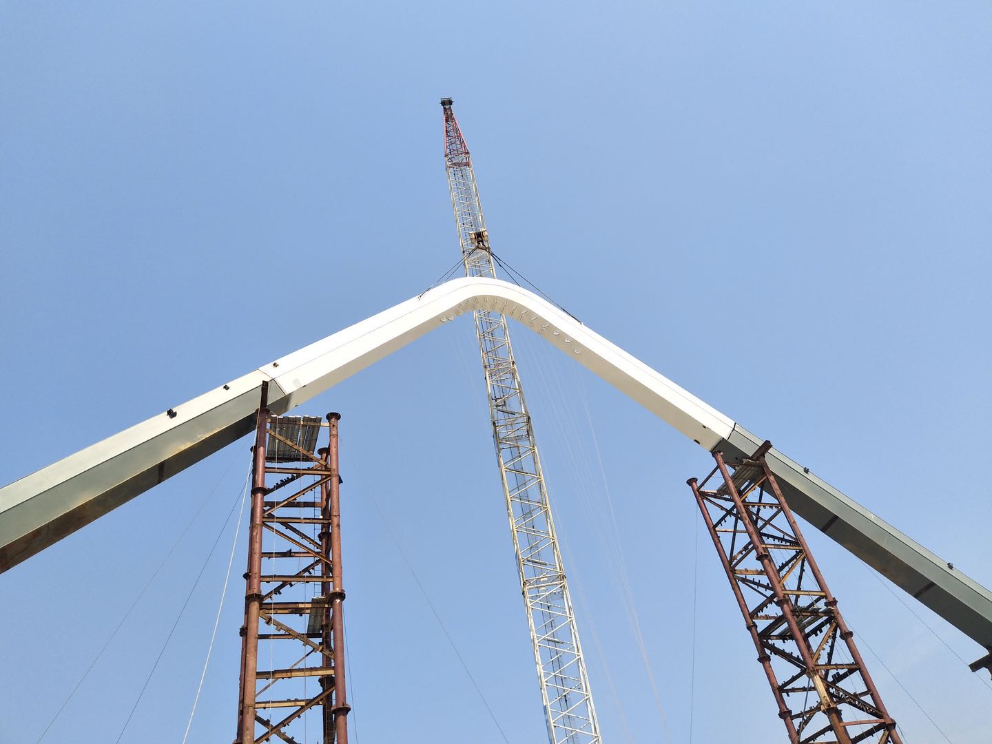 紫荊路跨龍王港河橋順利完成主拱合龍！